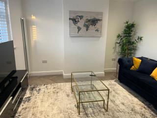 Lux 2 Bedroom Hse, 2 Free Parking, Close to station - 7