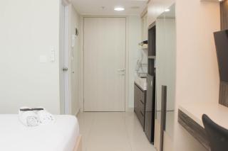 Comfort and Simply Studio Springlake Summarecon Bekasi Apartment By Travelio - 2