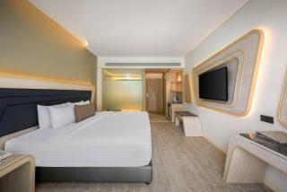 Amora Beach Resort Phuket - Bang Tao Beach - 8