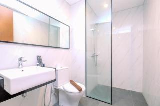Comfort 1BR at Ciputra World 2 Apartment By Travelio - Jakarta - 5