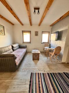 Johnny Apartment - 9