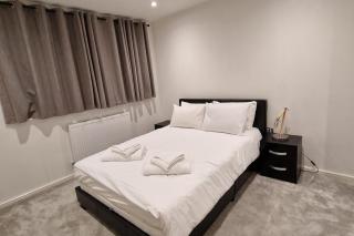 Sunset View-Luxury 2-Bed House Near Birmingham - Wednesbury - 3
