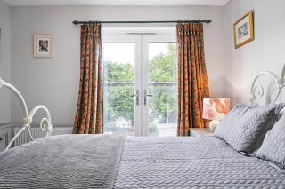 Modern Townhouse in Penryn with Private Parking - 2