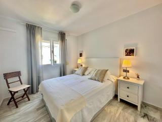 Lunamar beachfront with swimming pool, football, tennis, paddle and basketball courts - EaW Homes - 8