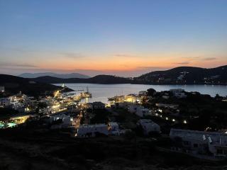 Villa surplombant le port d'Ios, Cyclades Grecques - Ios Chora - 8