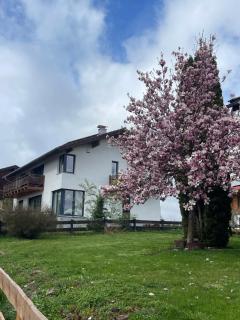 2 moderne Schlafzimmer mit großem Bad 62qm - Architektenhaus, ruhig, 2 min A8 - Irschenberg - 0