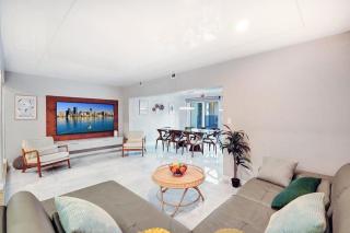 Ultimate Retreat 6BR & 3BA Villa near Beach - 6