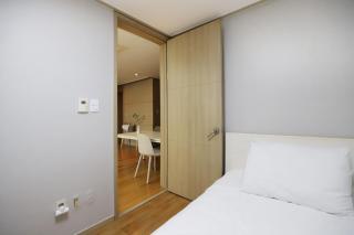 Gangnam Apartment 82m2 2 Bedrooms 2 Private Bathrooms Gangnam Style 2Bdr 2Bath 2Min Walk to Subway Fully Furnished - Seul - 3