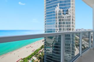 Trump International Deluxe 2 Queen Bed Ocean Front - Sunny Isles Beach - 2