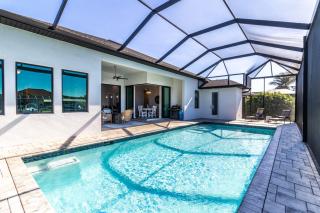 Gulf Coast Retreat 3BR Waterfront with Heated Pool - Cape Coral - 3