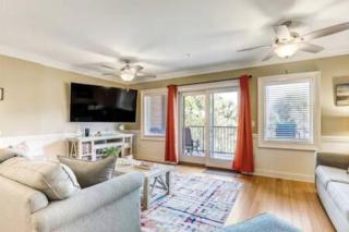 Downtown Tybee-Brass Rail-3 bed-2 covered parking - 4