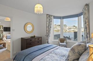 Apartment Sea Views & Terrace on Waters Edge - 1