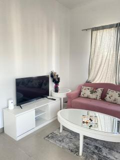 Lovely calm 3BR Apt Easy Accessibility to central Dubai with huge balcony and pool view Town Square - Dubai - 6