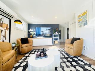 Spacious Poolside Boston Stay Sleeps 8 Pet Friendly - Framingham - 0