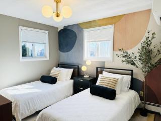 Spacious Poolside Boston Stay Sleeps 8 Pet Friendly - Framingham - 7