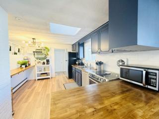 Spacious Poolside Boston Stay Sleeps 8 Pet Friendly - Framingham - 3
