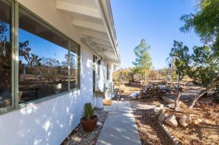 Cozy 2BR Home Hot Tub AC Sauna Fire Near Park - Joshua Tree - 2