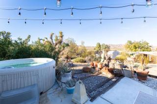 Cozy 2BR Home Hot Tub AC Sauna Fire Near Park - Joshua Tree - 7