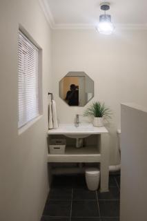 Angazi Guesthouse Unit 2 - Upmarket one bedroom apartment with pool - Hillcrest - 7