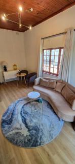 Angazi Guesthouse Unit 2 - Upmarket one bedroom apartment with pool - Hillcrest - 3