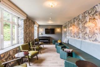 Luxury Eleven Bedroom House Sleeps 23 5-10 mins walk from town Centre - 2