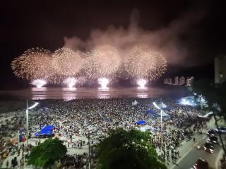 Apto Frente Mar Pé na Areia 6 Hóspedes 2 vagas - Guarujá - 6