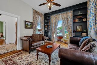 Pet Friendly with Full Kitchen & Fenced Yard - 8