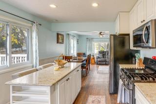 Walk to Sandusky Bay Home with Hot Tub and Fire Pit! - Sandusky - 1