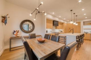 Lightening Run at Palisades - 3 BR 3 BA Condo steps to Palisades Tahoe- Ski Shuttle - 2