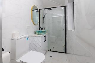 Glenelg Modern Studio, QBed,Wifi - 5