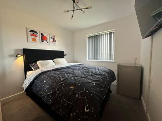 Charming Full House in Middleton Manchester - - 9
