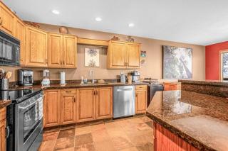 Fresh Tracks Retreat - Ski In Out Mtn View & Private Hot Tub - 2