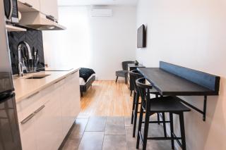 #3 - Chic Studio - Self Check in - Plateau - St-Denis - AC - TV - 5