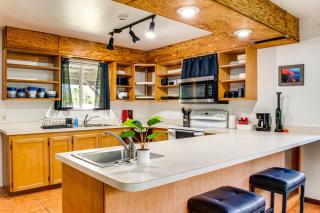4 Mi to Beach Keaau Retreat with Relaxing Porch! - 5