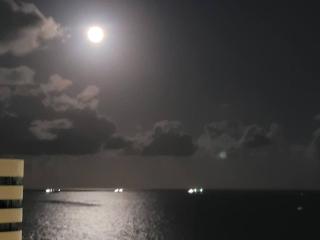 Apartamento a 150 metros da Praia, e Piscina na Cobertura do Prédio - 1