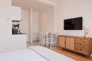 #4 - Quaint Studio - Self Check in - Plateau - St-Denis - AC - TV - Montreal - 8