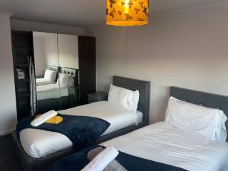 Tipton 2 Bedroomed long Stay Pad van or car free parking - 9