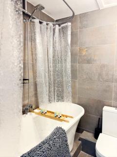 Charming Worsley Home with parking - Worsley - 1