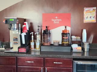 Boarders Inn and Suites by Cobblestone Lamar Missouri - Lamar - 6
