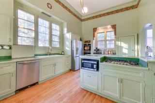 Ornate Victorian Home with Courtyard and Fire Pit! - Columbus - 8