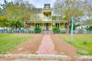 Ornate Victorian Home with Courtyard and Fire Pit! - Columbus - 0