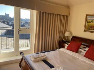 Top Floor En-suite Double Bedrooms With Great View Of Windsor Castle & Free Parking - 8