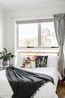 Chic Vibes in a Lakeside Townhouse - Belconnen - 6