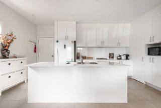 Chic Vibes in a Lakeside Townhouse - Belconnen - 2