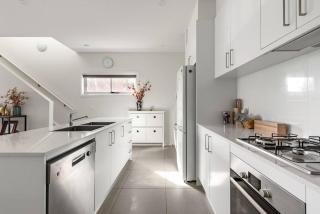 Chic Vibes in a Lakeside Townhouse - Belconnen - 1