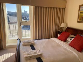 Top Floor En-suite Double Bedrooms With Great View Of Windsor Castle & Free Parking - 7