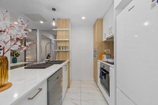 Sunny Blossom Escapes with Free Parking and Pool - Canberra - 3