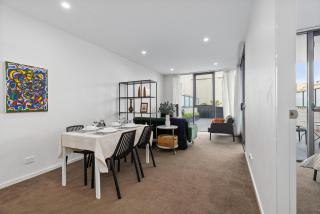 Sunny Blossom Escapes with Free Parking and Pool - Canberra - 9