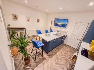 Deluxe 4 Bedroom Home near City Centre by AltoLuxoExperience Short Lets & Serviced Accommodation With Free Parking & WiFi - Bristol - 6