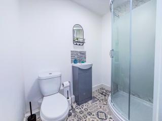 Deluxe 4 Bedroom Home near City Centre by AltoLuxoExperience Short Lets & Serviced Accommodation With Free Parking & WiFi - Bristol - 1